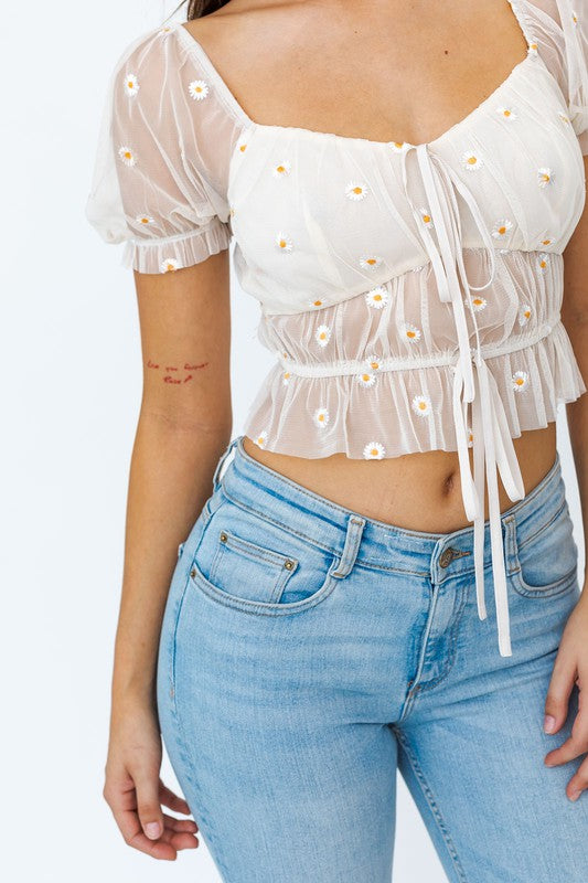 LE LIS Short Sleeves Sweetheart Neck Ruched Embroidery Cropped Blouse