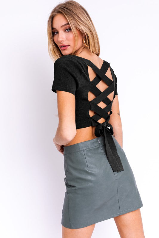 LE LIS Short Sleeves Criss Cross Back Cropped Knit Top