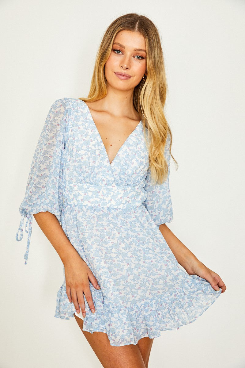 ONE & ONLY Chifon Floral Print 3/4 Sleeves V-Neck Babydoll Mini Dress in Blue