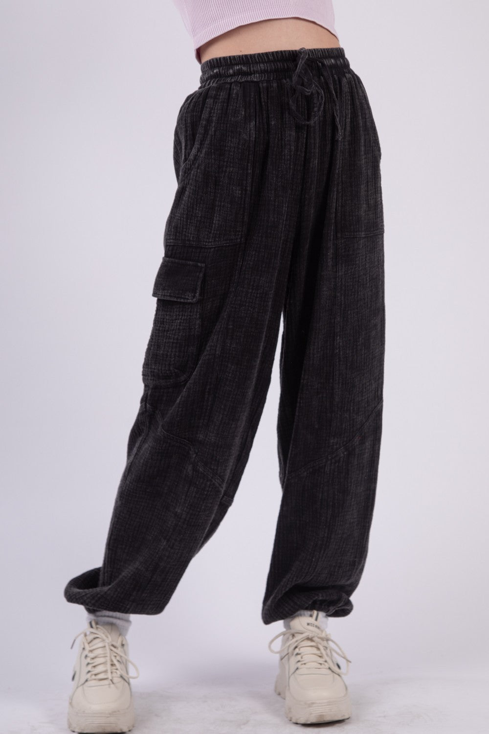 VERY J Washed Woven Crinkle Gauze Elastic Waist Drawstring Cargo Pants | Black