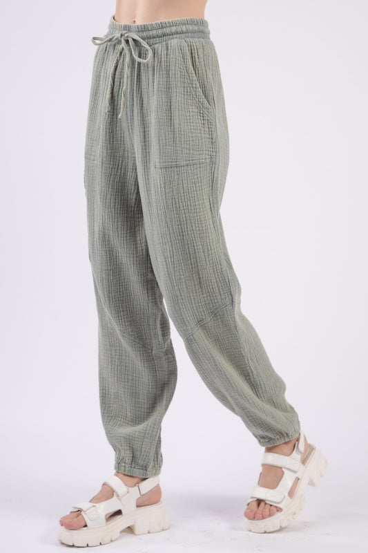 VERY J Washed Woven Crinkle Gauze Elastic Waist Drawstring Cargo Pants | Sage