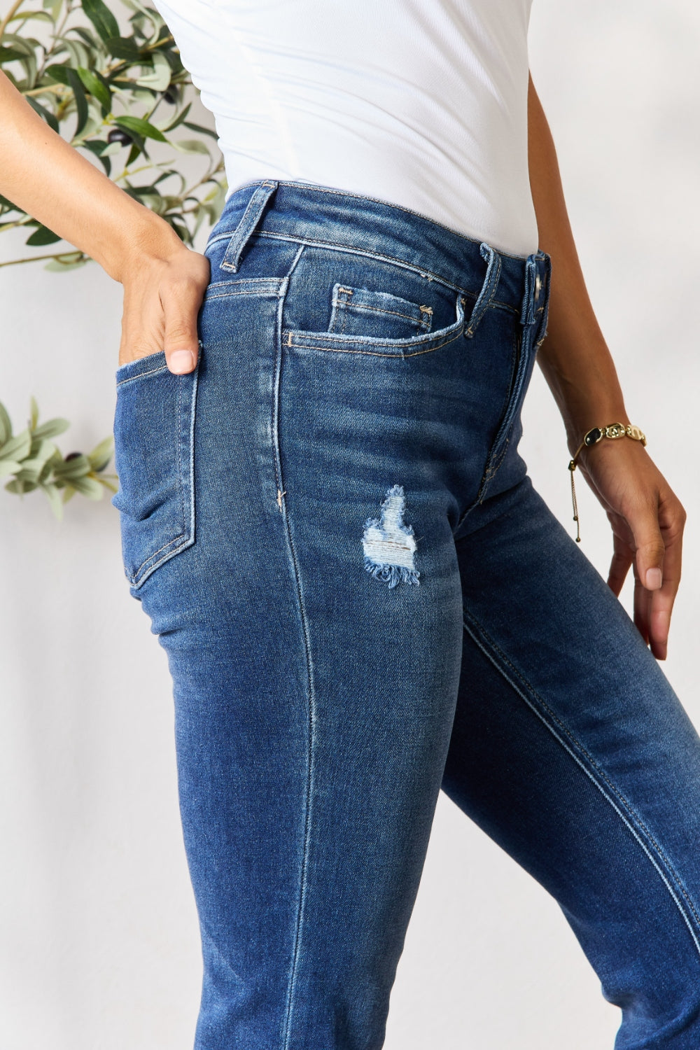 BAYEAS Distressed Detailing Frayed Edges Cropped Jeans